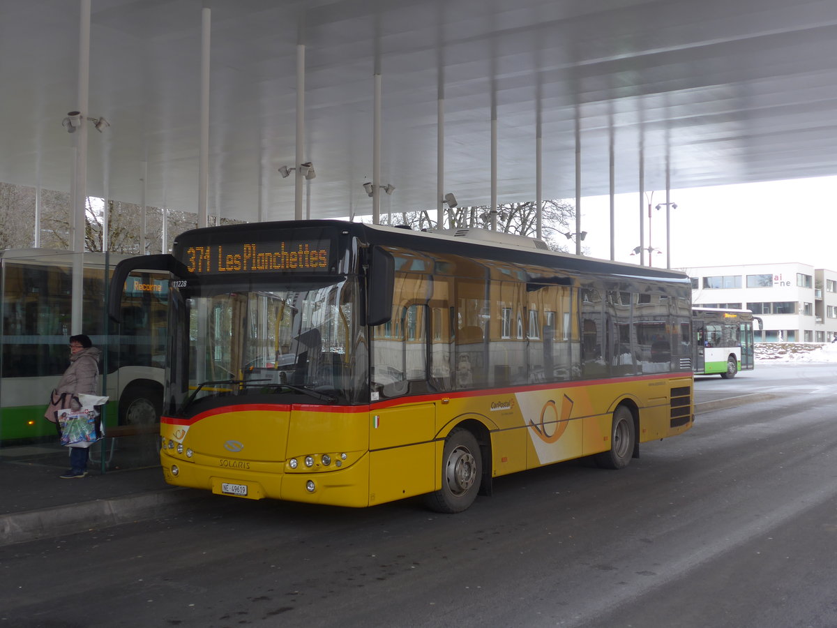 (214'254) - CarPostal Ouest - NE 49'619 - Solaris am 16. Februar 2020 beim Bahnhof La Chaux-de-Fonds