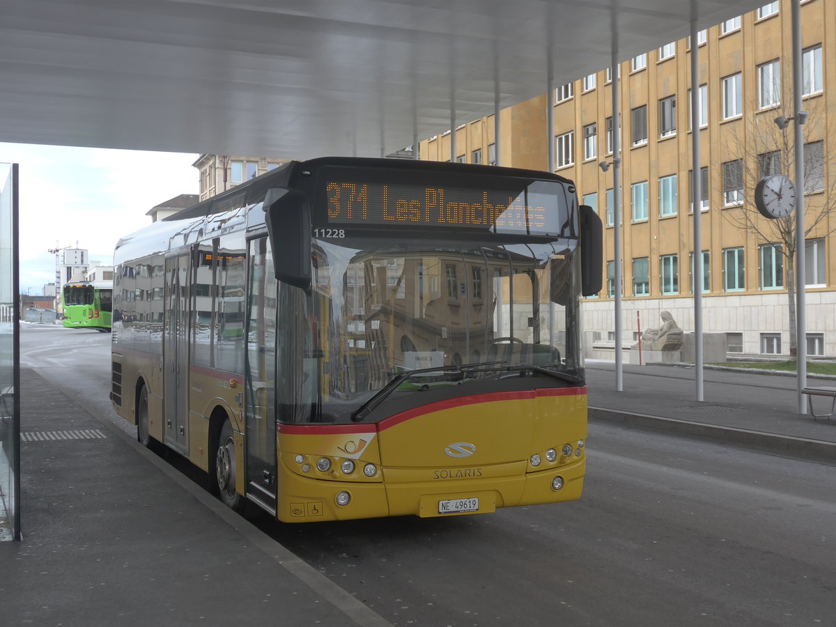 (214'255) - CarPostal Ouest - NE 49'619 - Solaris am 16. Februar 2020 beim Bahnhof La Chaux-de-Fonds