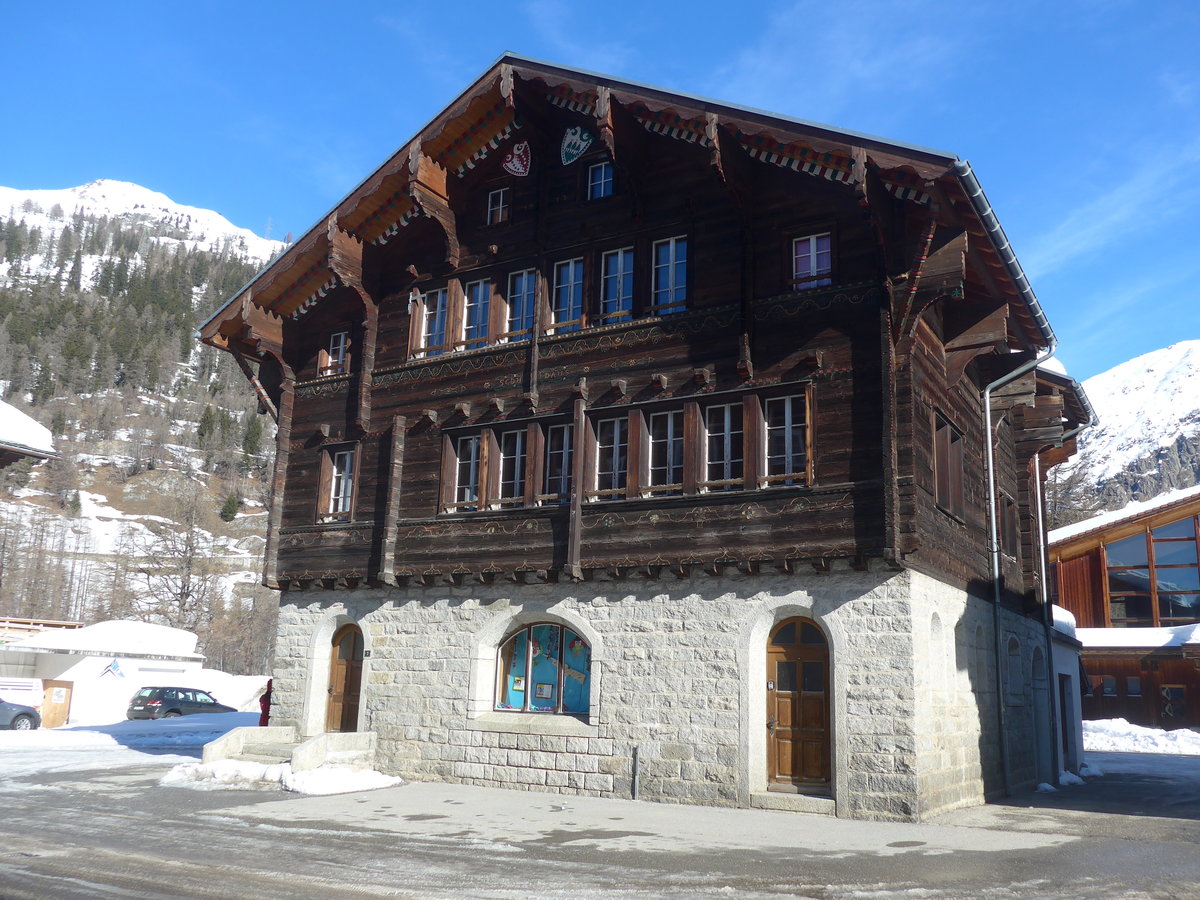 (214'765) - Das Schulhaus am 22. Februar 2020 in Oberwald