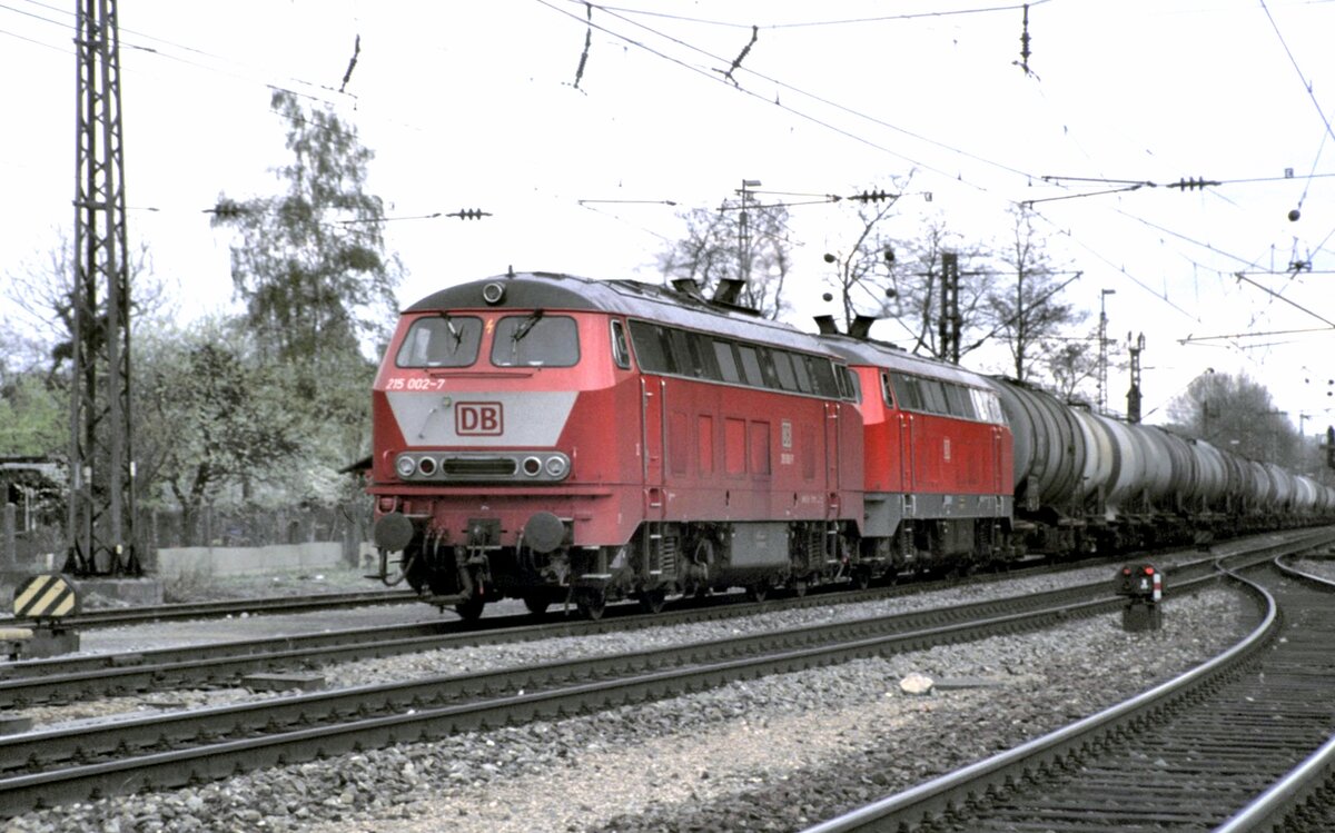 215 002-7 und 215 001-9 mit Kesselwagenganzzug in Neu-Ulm am 24.04.1998.