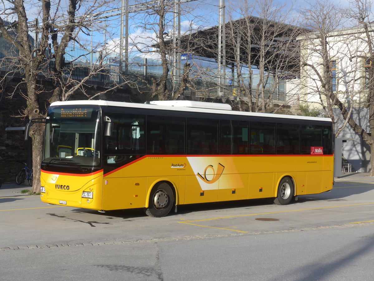 (215'184) - PostAuto Wallis - VS 445'901 - Iveco am 14. Mrz 2020 beim Bahnhof Brig