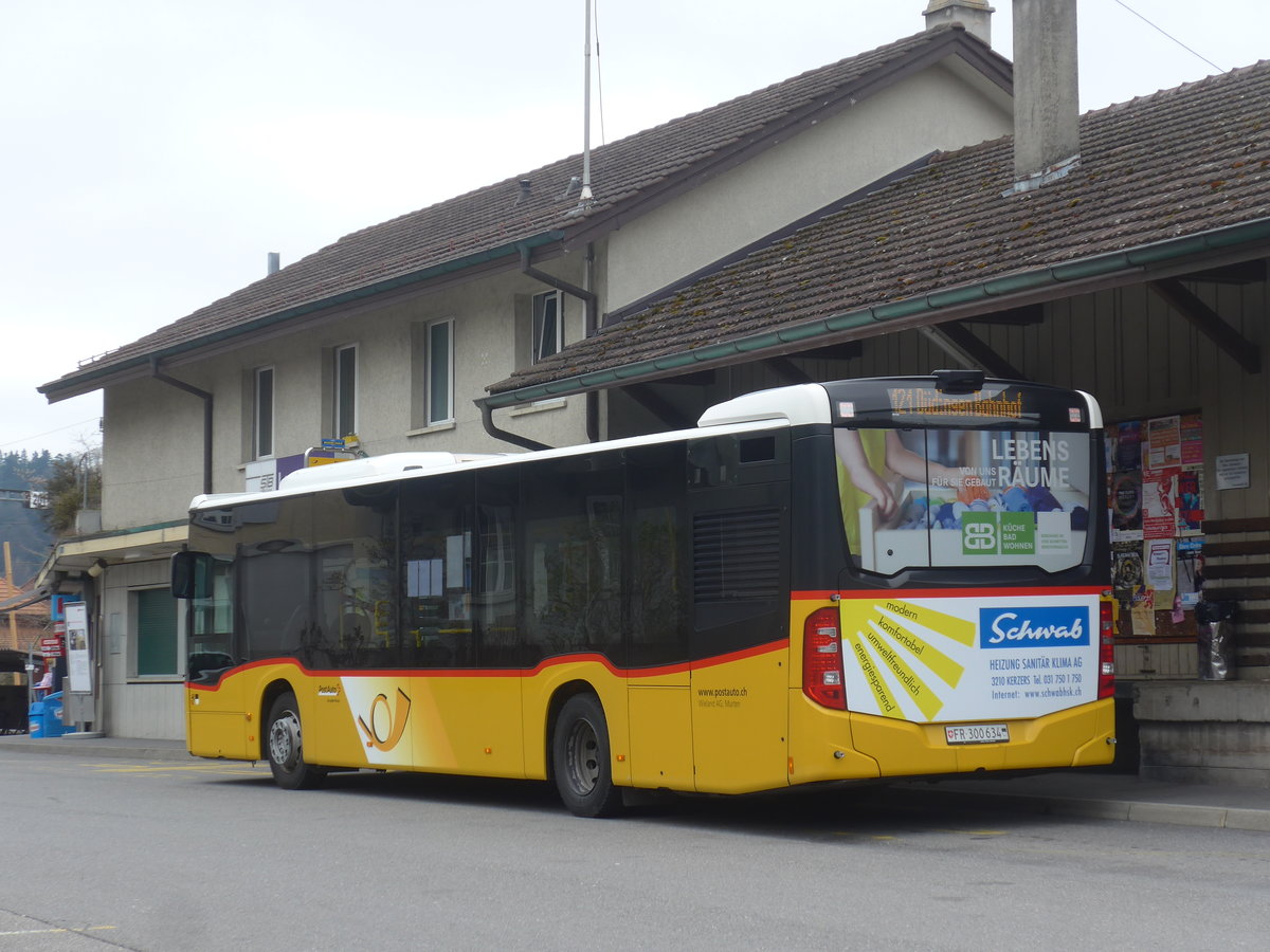 (215'392) - Wieland, Murten - FR 300'634 - Mercedes am 22. Mrz 2020 beim Bahnhof Laupen