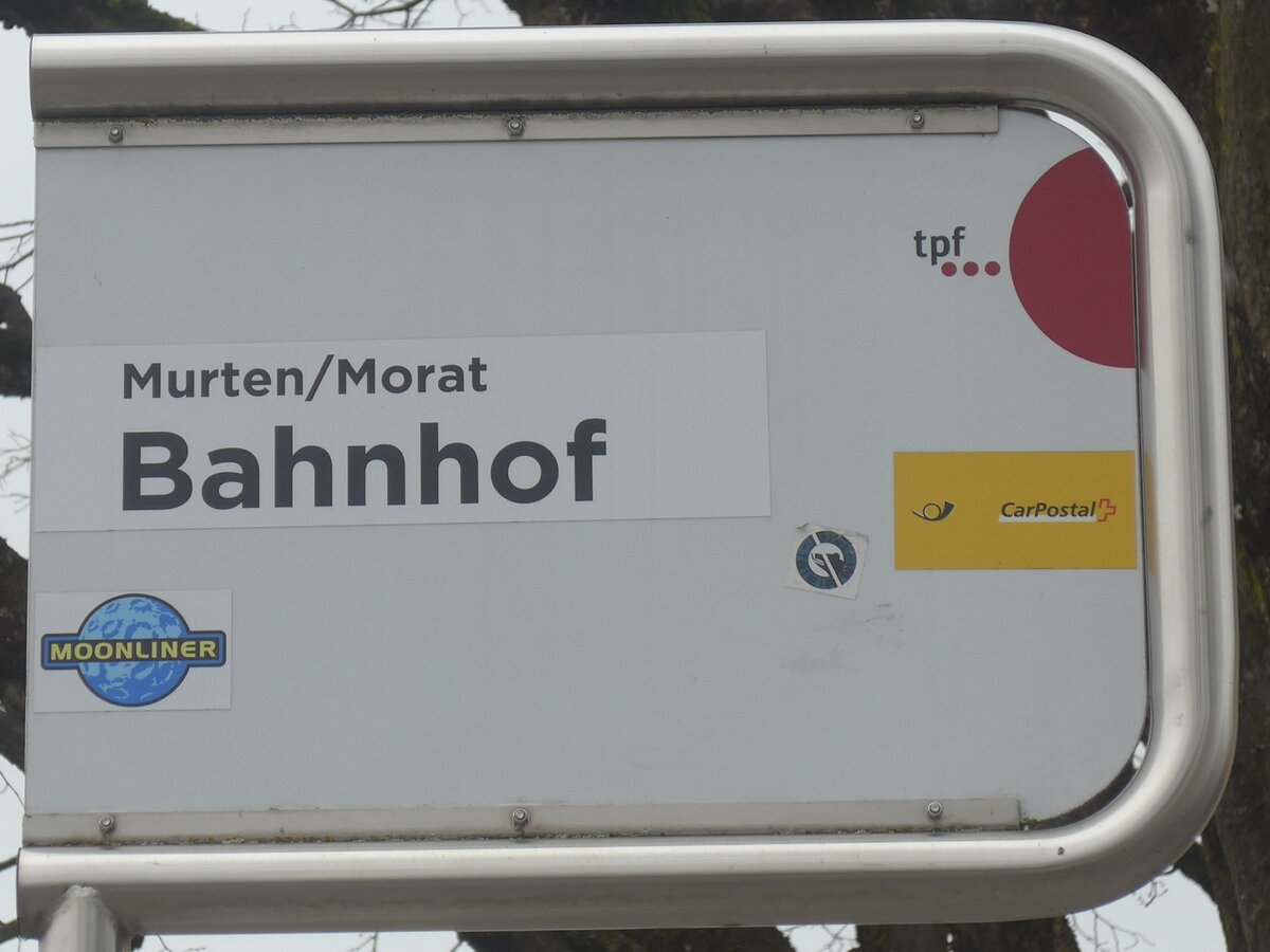 (215'400) - tpf/PostAuto-Haltestellenschild - Murten/Morat, Bahnhof - am 22. Mrz 2020