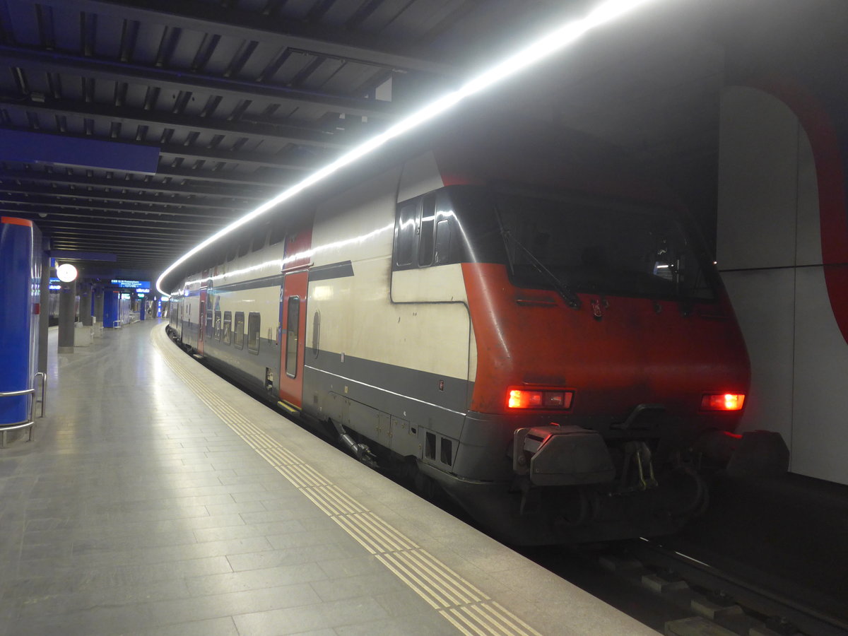 (215'898) - Der Bahnhof Z�rich-Flughafen um 12.15 Uhr mittags am 6. April 2020