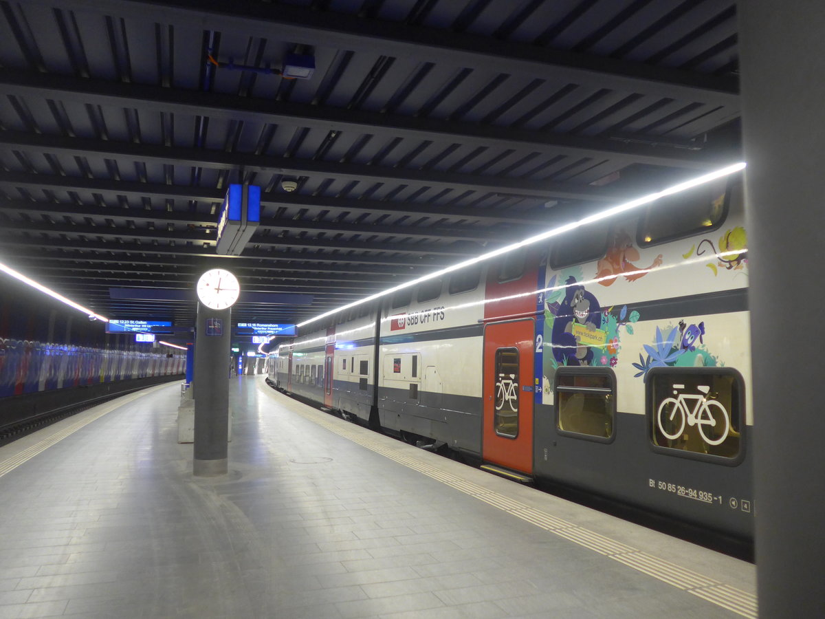 (215'899) - Der Bahnhof Z�rich-Flughafen um 12.15 mittags am 6. April 2020