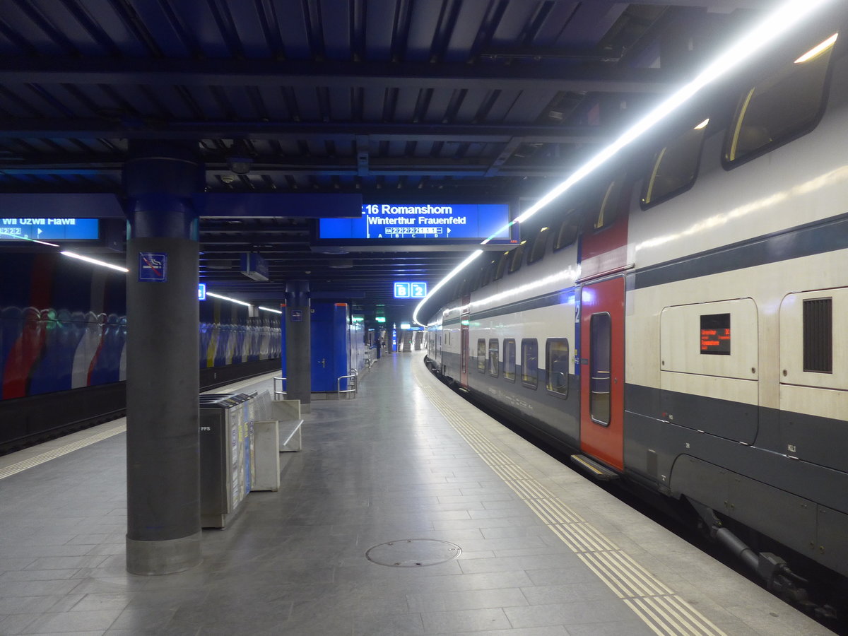 (215'900) - Der Bahnhof Z�rich-Flughafen um 12.15 Uhr mittags am 6. April 2020
