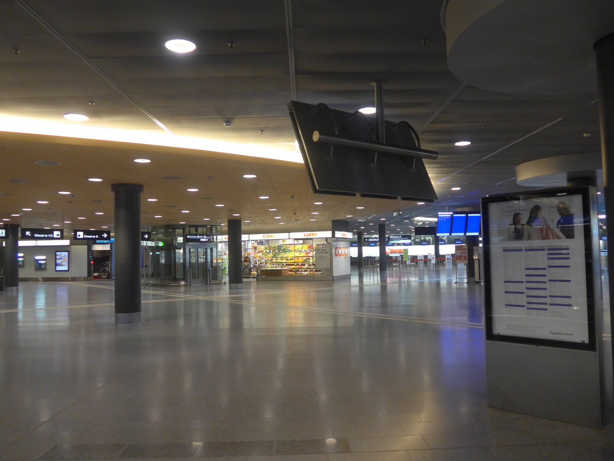 (215'902) - Im Flughafen Z�rich-Flughafen um 12.15 Uhr am 6. April 2020