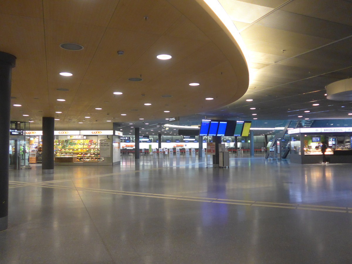 (215'903) - Im Flughafen Z�rich-Flughafen um 12.15 Uhr mittags am 6. April 2020