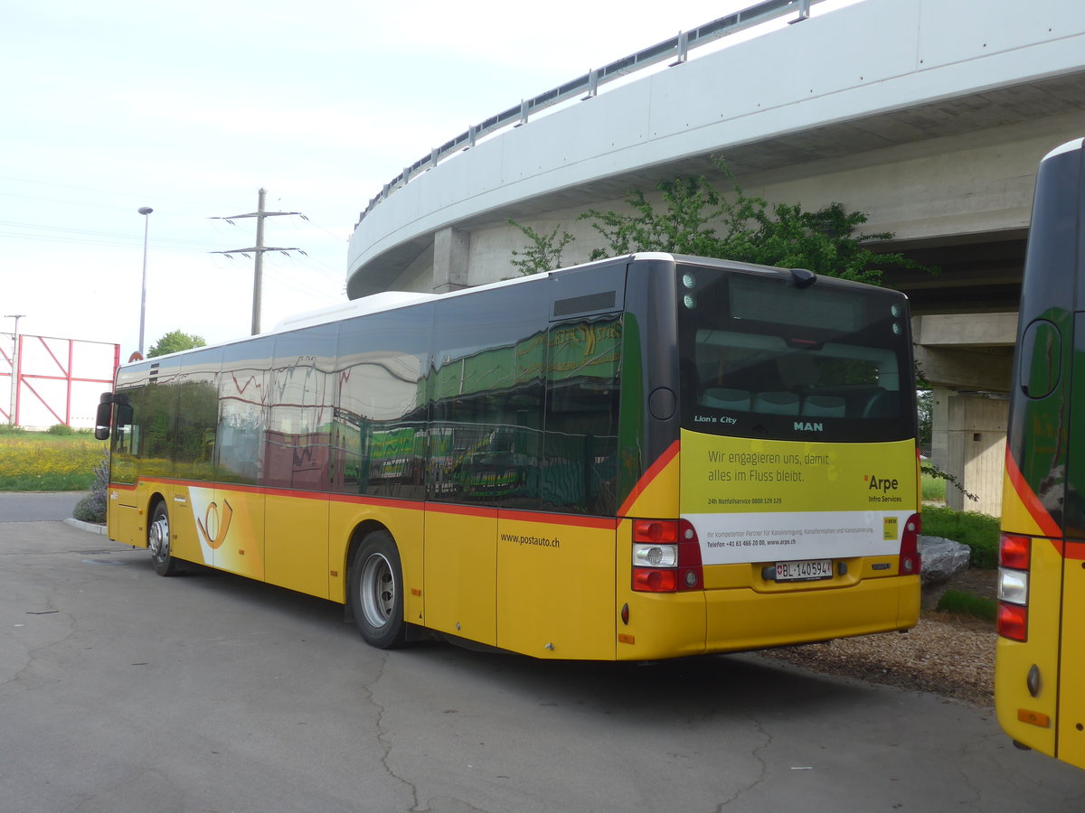 (216'217) - PostAuto Nordschweiz - BL 140'594 - MAN am 19. April 2020 in Kerzers, Interbus