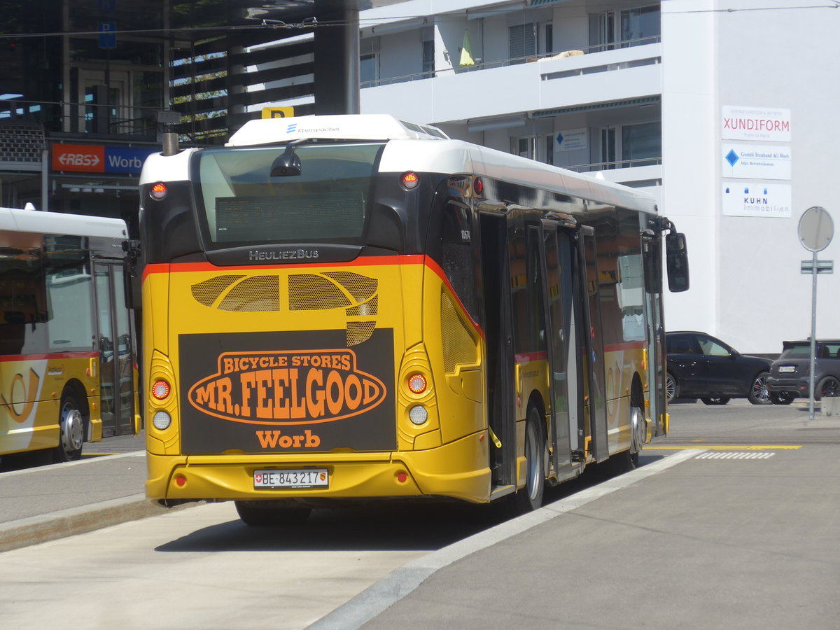 (216'361) - PostAuto Bern - Nr. 217/BE 843'217 - Heuliez am 22. April 2020 beim Bahnhof Worb Dorf