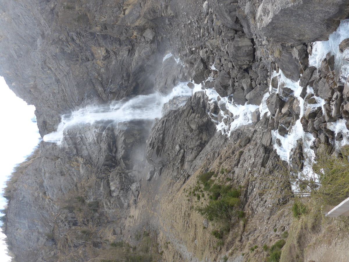 (216'440) - Die Engstligenf�lle am 24. April 2020 bei Adelboden