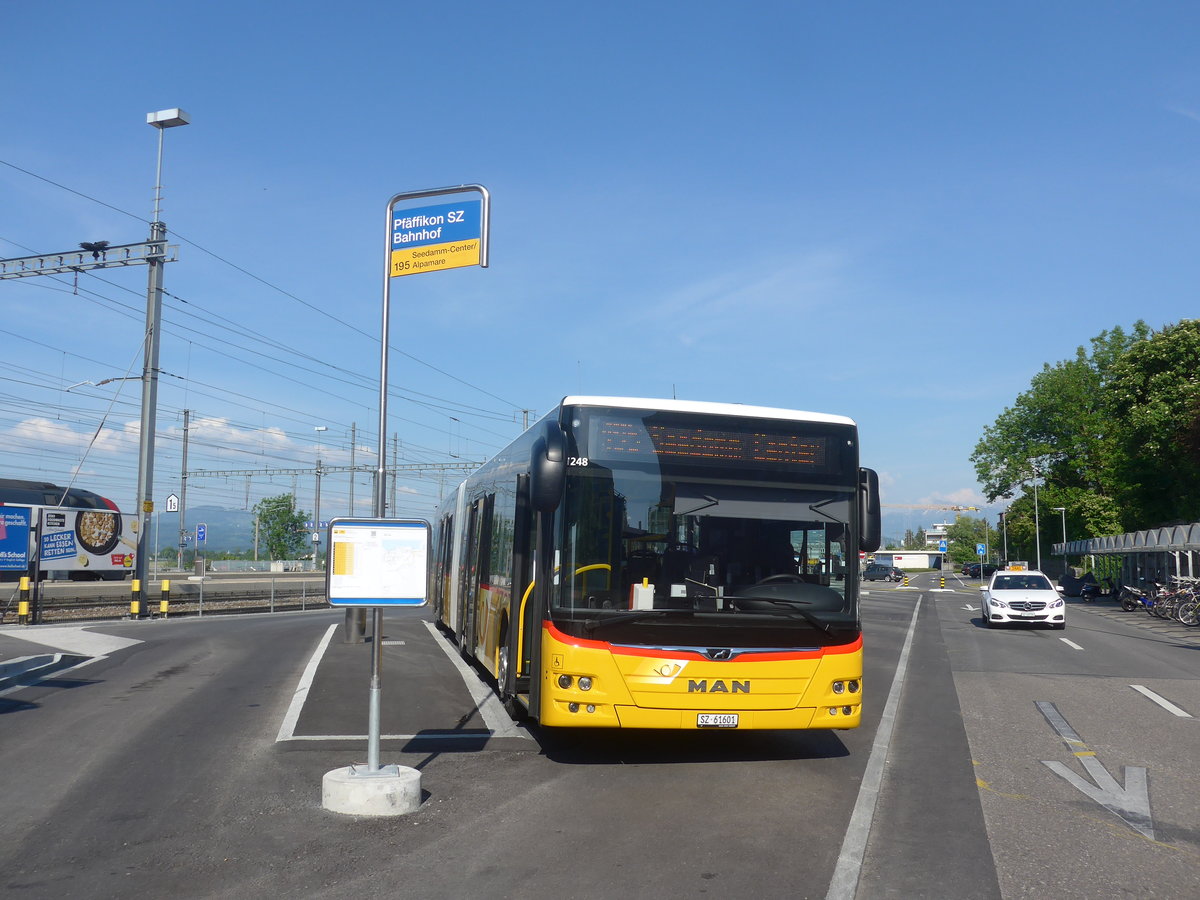 (216'891) - PostAuto Ostschweiz - SZ 61'601 - MAN am 9. Mai 2020 beim Bahnhof Pfffikon