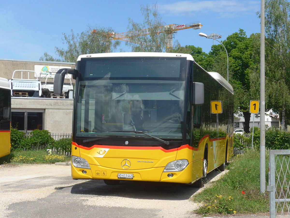 (216'995) - CarPostal Ouest - VD 613'443 - Mercedes am 10. Mai 2020 in Yverdon, Garage