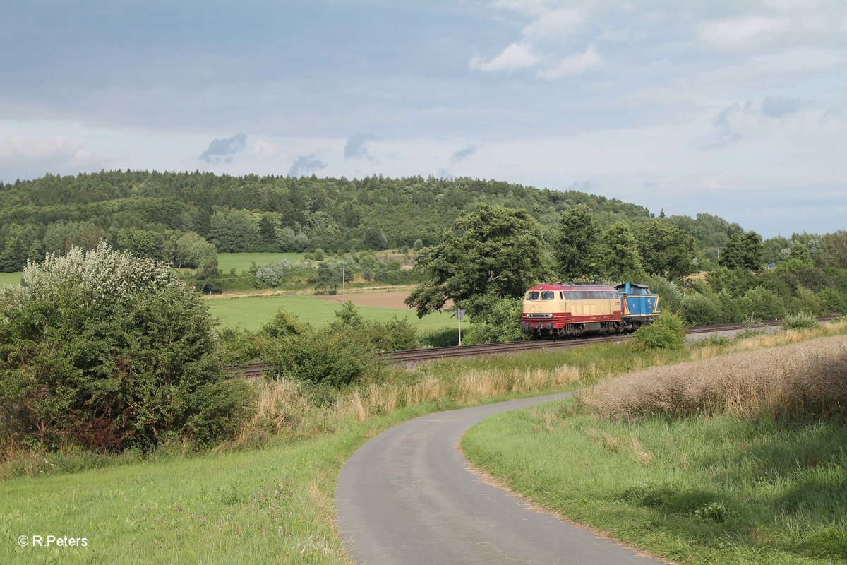 217 002 und V1253 bei Lengenfeld auf dem Weg nach Cheb um ein Kesselzug zu holen. 06.08.16