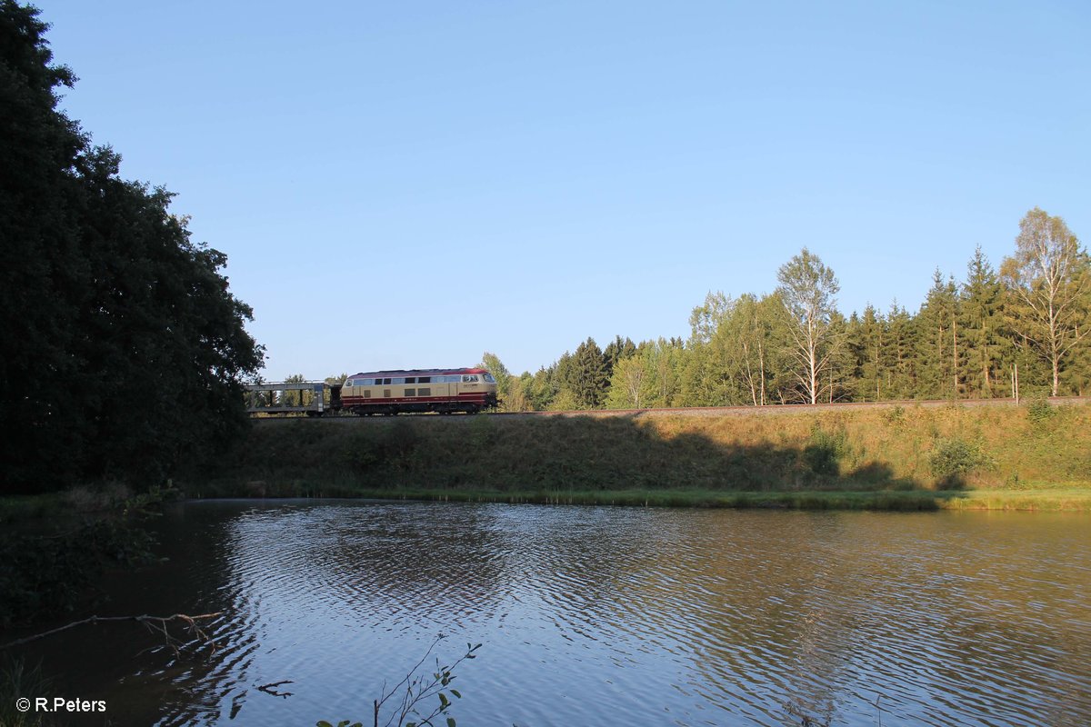 217 002 zieht einen leeren Autotransportzug BLG nach Cheb bei Oberteich. 15.09.16