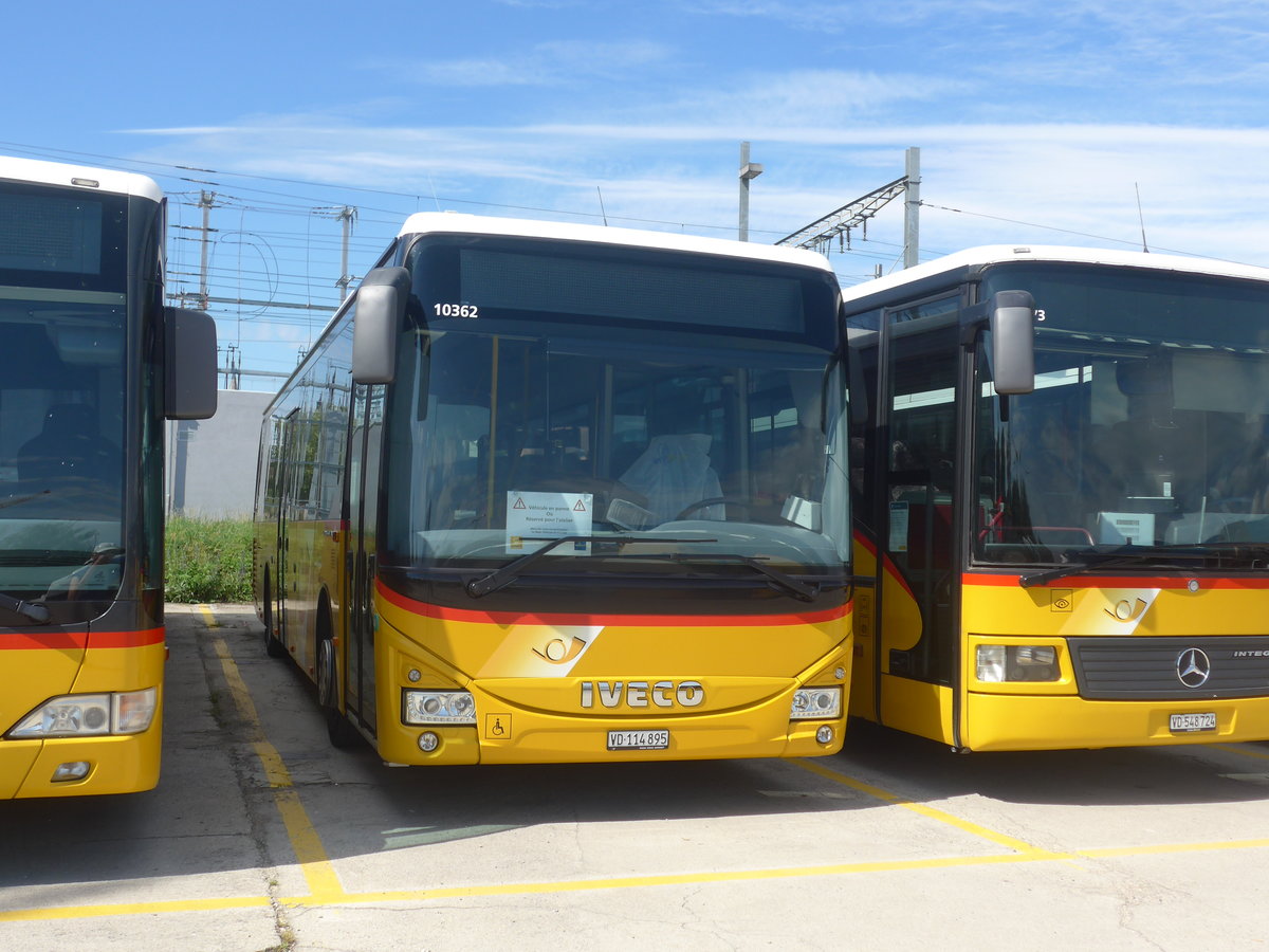 (217'827) - CarPostal Ouest - VD 114'895 - Iveco am 13. Juni 2020 in Yverdon, Garage