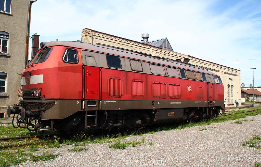 218 005-7/225 805-1 der DB Schenker Rail Halle steht abgestellt neben dem ehemaligen Betriebshof der DB in Friedrichshafen. 02.06.12