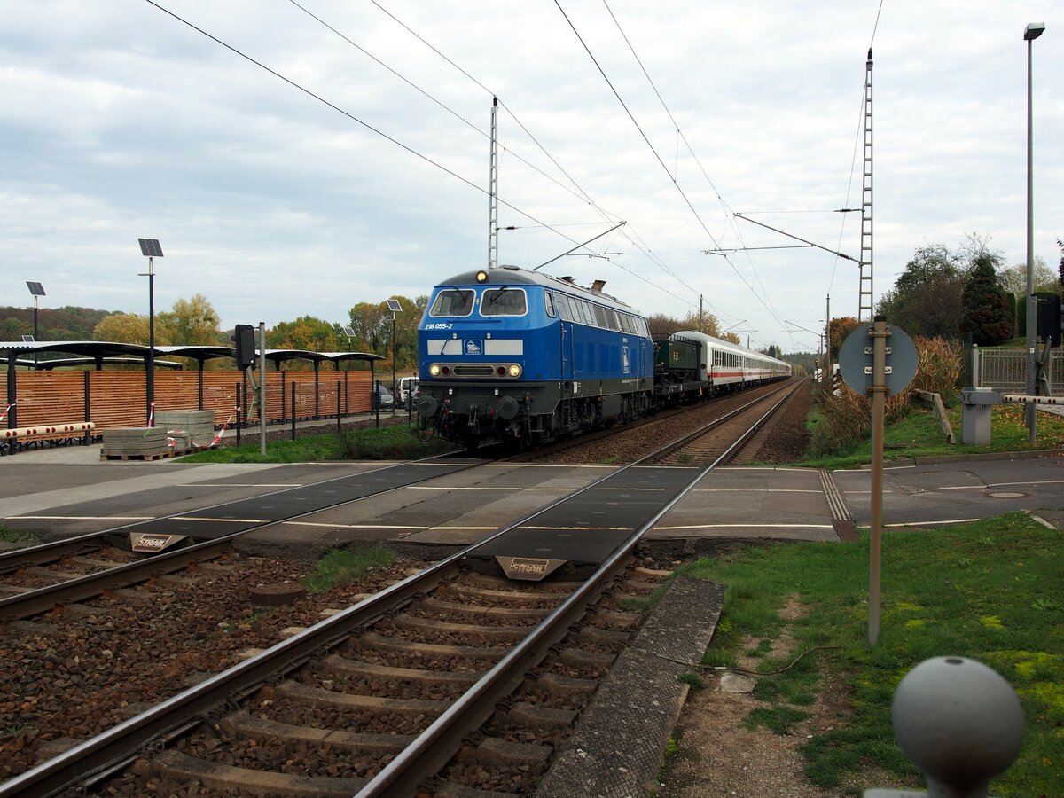 218 055-2  Schlupf  der PRESS mit Schadzug in Chorin/Brandenburg am 22.10.2019.