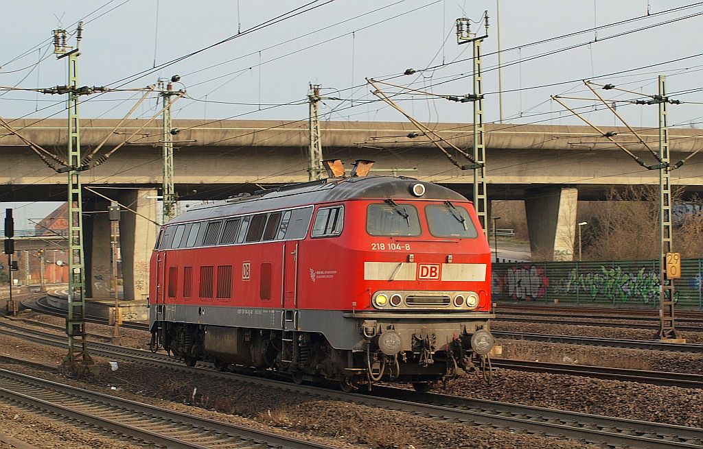 218 104-8 auf ihrer wahrscheinlich letzten Fahrt(man hörte es ordentlich rattern und knacken) Richtung Maschen/Bremen, denn danach wurde sie nicht mehr gesehen. HH-Harburg 30.03.2011