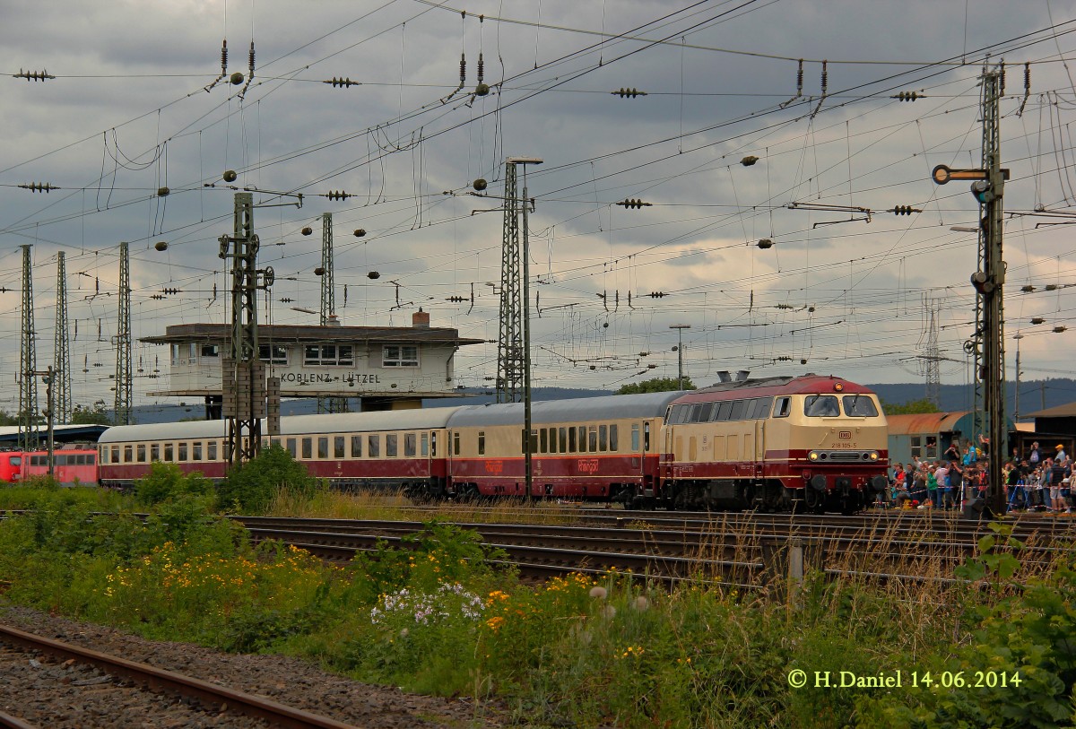 218 105-5 mit dem Rheingold TEE bei der Lokparade am 14.06.2014 im DB Museum Koblenz Lützel. 