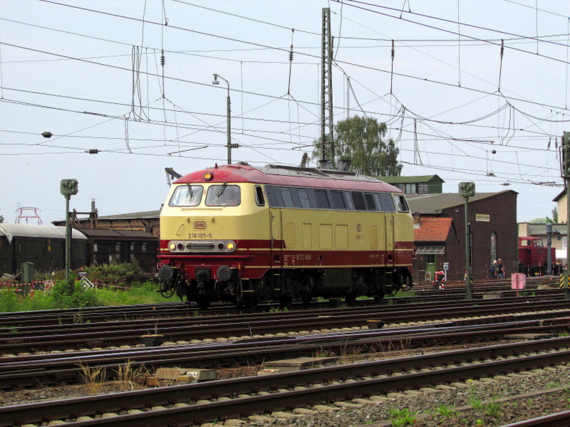 218 105-5 war eine der beiden Gastdieselloks bei den Bahnwelttagen 2014.
Hier steht sie am 01.Juni.2014 im Bahnhof Darmstadt Kranichstein