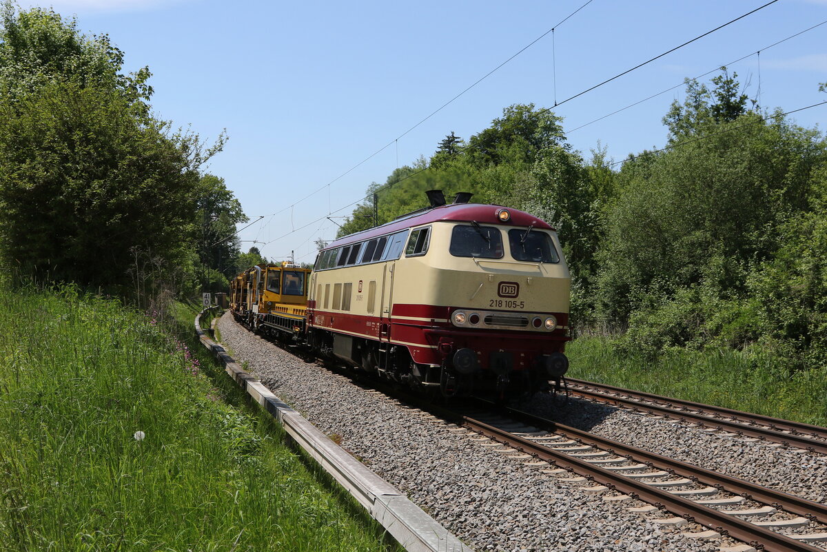 218 105 mit einem Bauzug aus Mnchen kommend am 2. Juni 2021 bei Grabensttt.