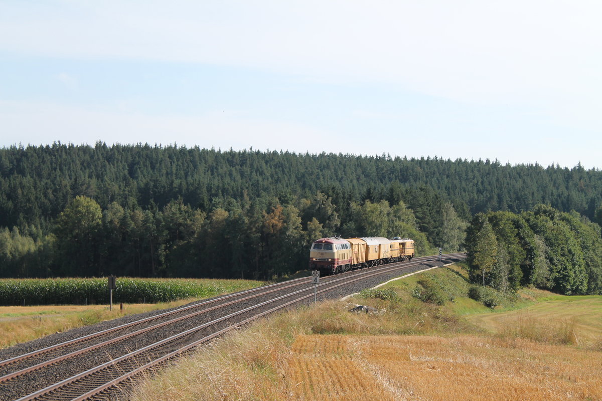 218 105 überführt eine Stopfmaschine und Bauwagen bei Neudes gen Hof. 28.08.16