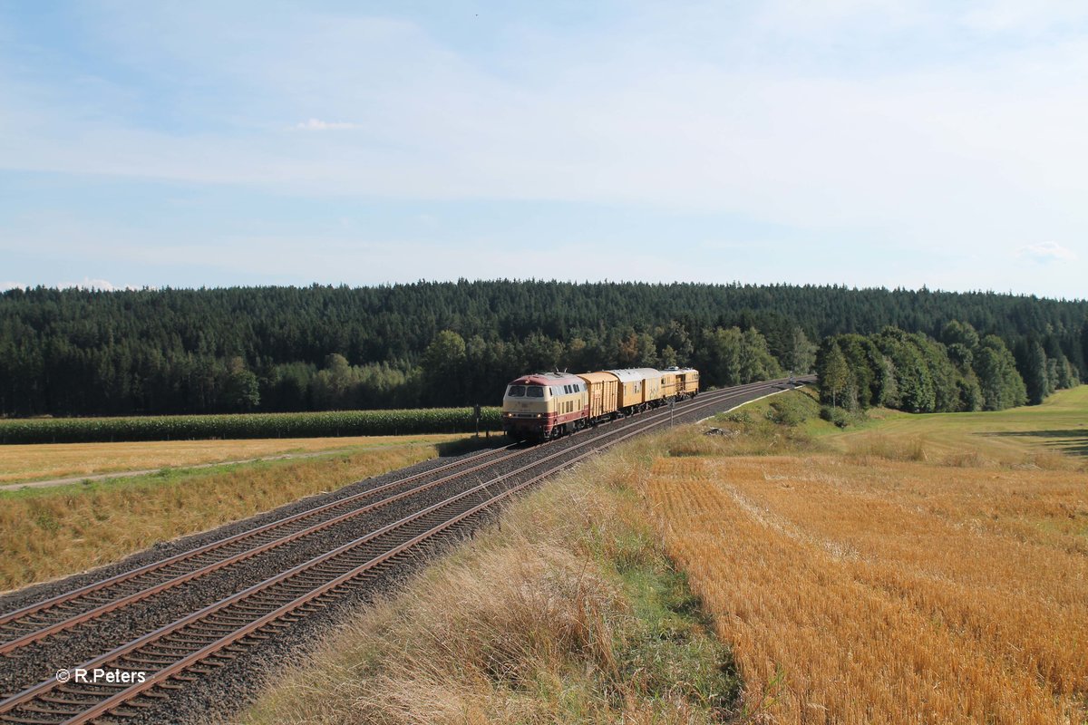 218 105 überführt eine Stopfmaschine und Bauwagen bei Neudes gen Hof. 28.08.16