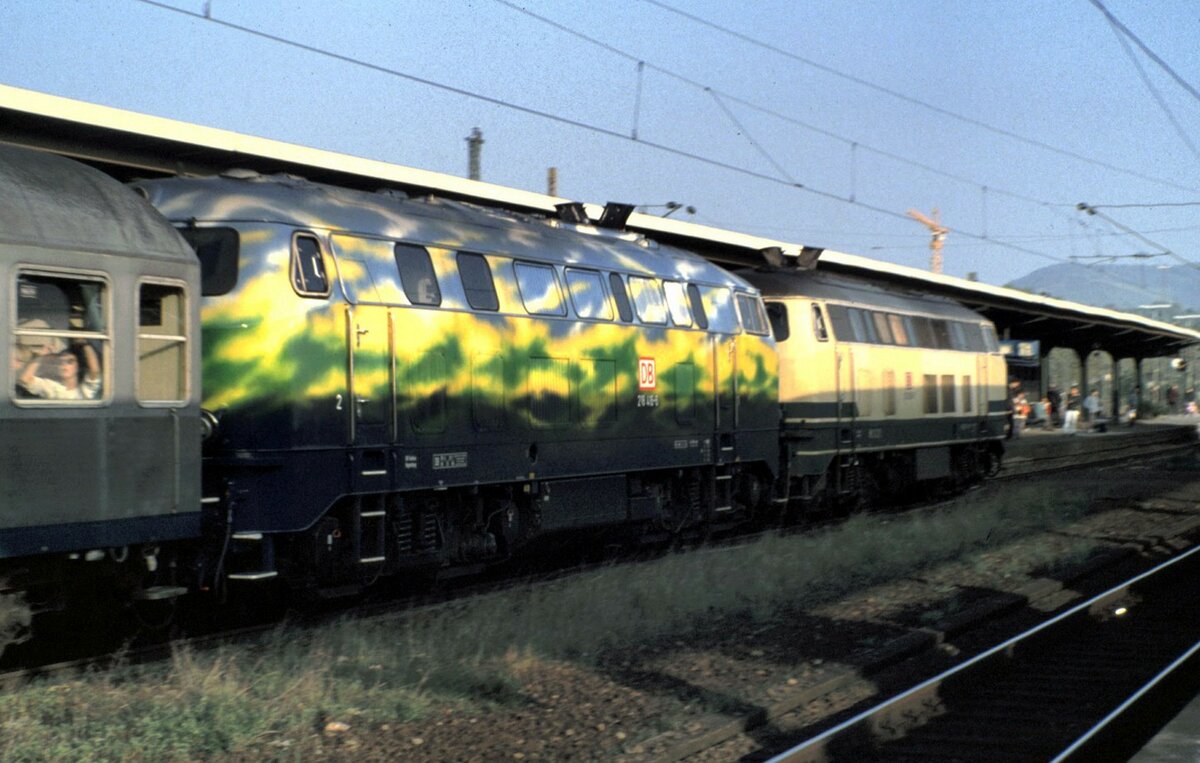 218 208-7 und 218 416-6 Touristiklok inBad Cannstatt am 22.10.1995.