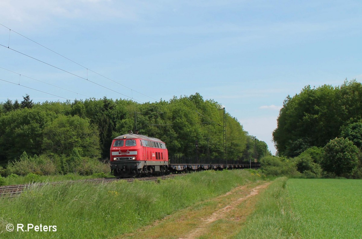 218 261-6 der BahnbauGruppe mit einem leeren Schienenzug bei der Netztrennstelle Bischofsheim in Richtung Rsselsheim. 15.05.15