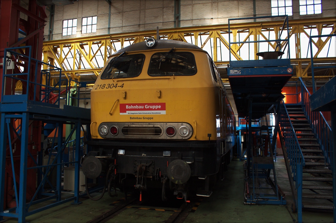 218 304 der DB Bahnbau Gruppe am 14.06.14 im Aw Bremen