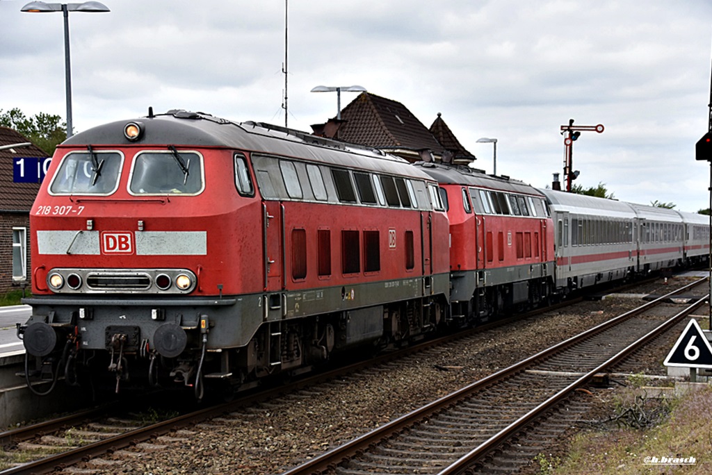 218 307-7 und 218 340-8,bei der einfahrt,mit einen IC,zum bf niebüll,16.05.16