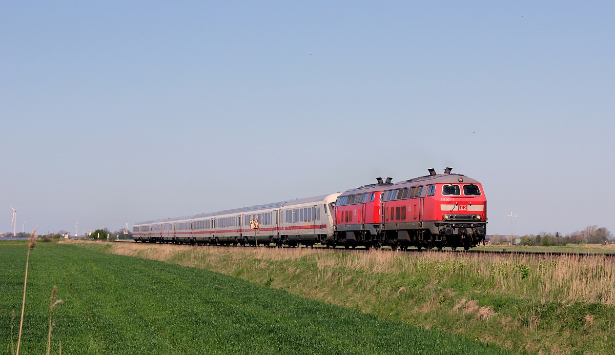 218 307-7(REV/HB X/10.11.10, Verl/ANB/10.06.18) und 218 344-0(REV/HB X/26.07.17) mit dem IC 2375 am Sdergotteskoog 