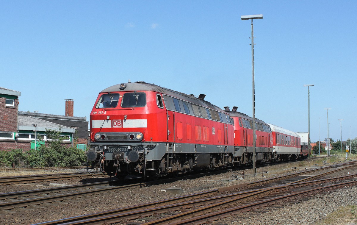 218 313-5 sowie eine weitere 218 mit einem SyltShuttle bei der Einfahrt in Niebüll am 23.07.2013
