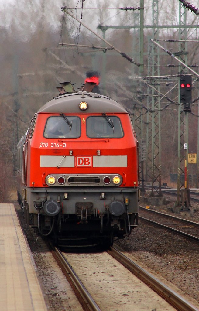 218 314-3 mit Schwesterlok 218 369-7 und Umleiter IC aufgenommen bei der Einfahrt in Schleswig am 07.04.2013.