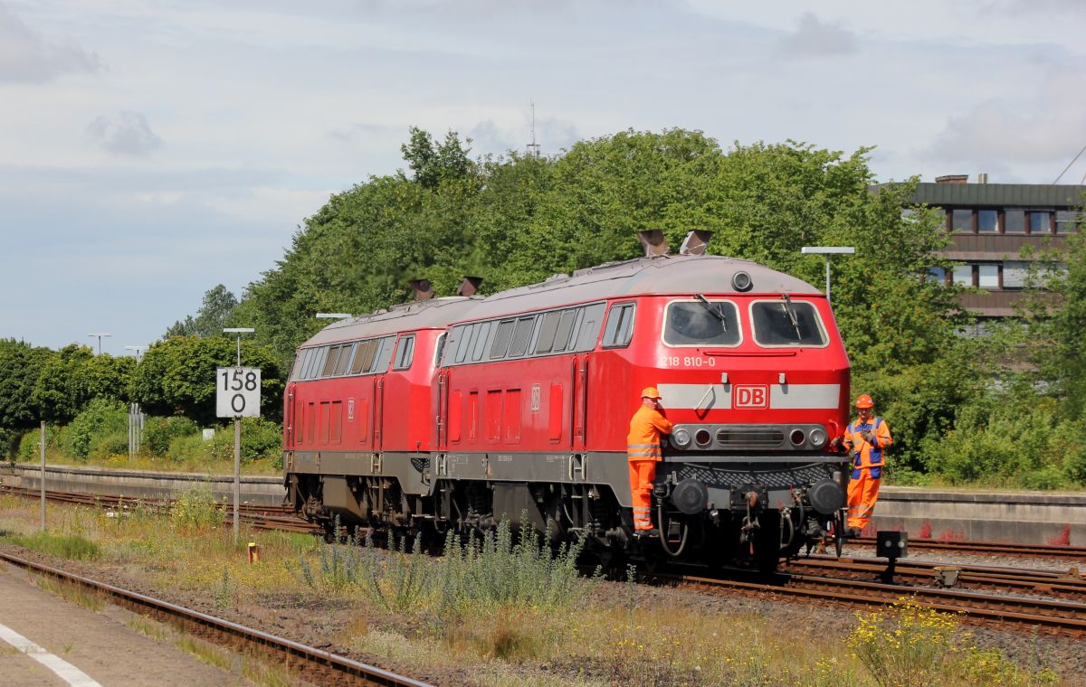 218 321-8(REV/HB X/11.04.18) und 218 810-0(ex 218 159-2, REV/HB X/24.08.17) beim umsetzen im Bhf Husum. 10.07.2019