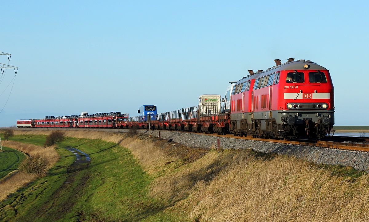 218 321-8(REV/HB X/12.03.10, Verl/ANB/11.03.17, Verl/HB X/10.03.18) und 218 322-6(REV/HB X/23.03.10, Verl/ANB/16.02.18) mit SyltShuttle nach Niebüll. 17.12.2017