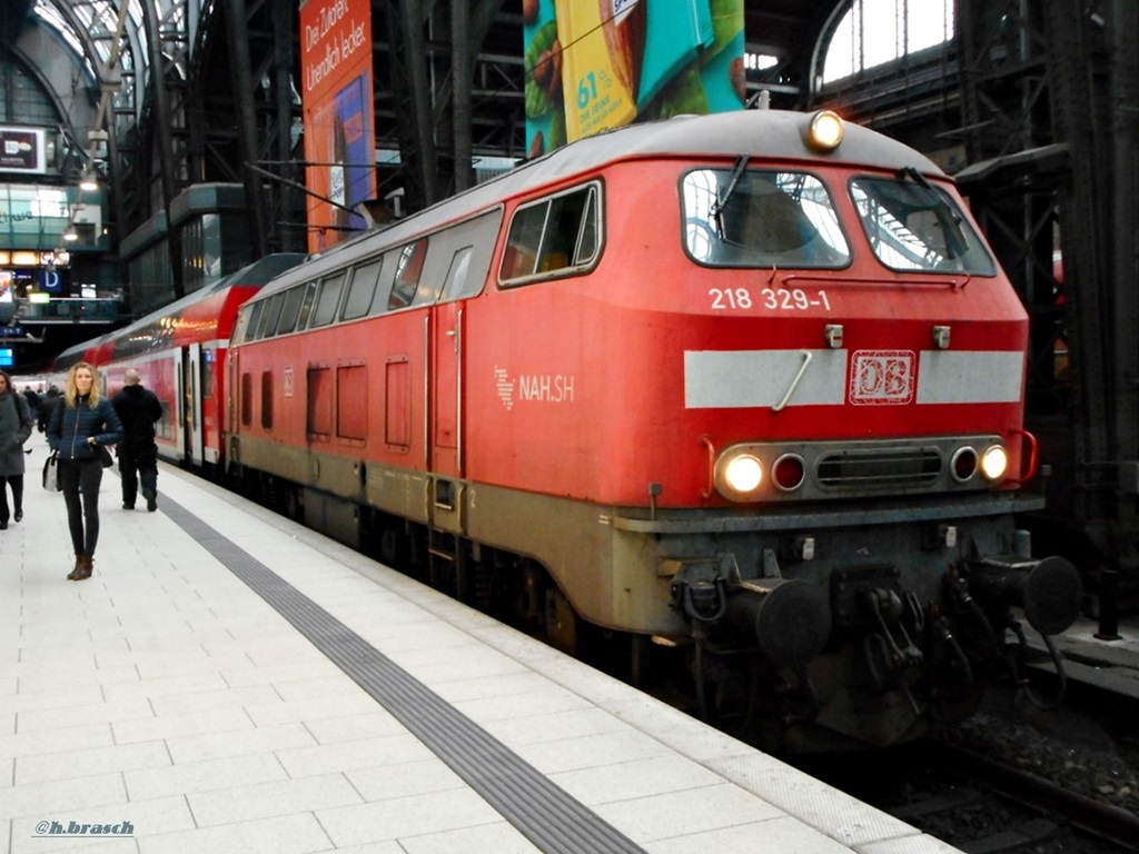 218 329-1 stand mit einen RE in hamburg-hbf,20.03.19