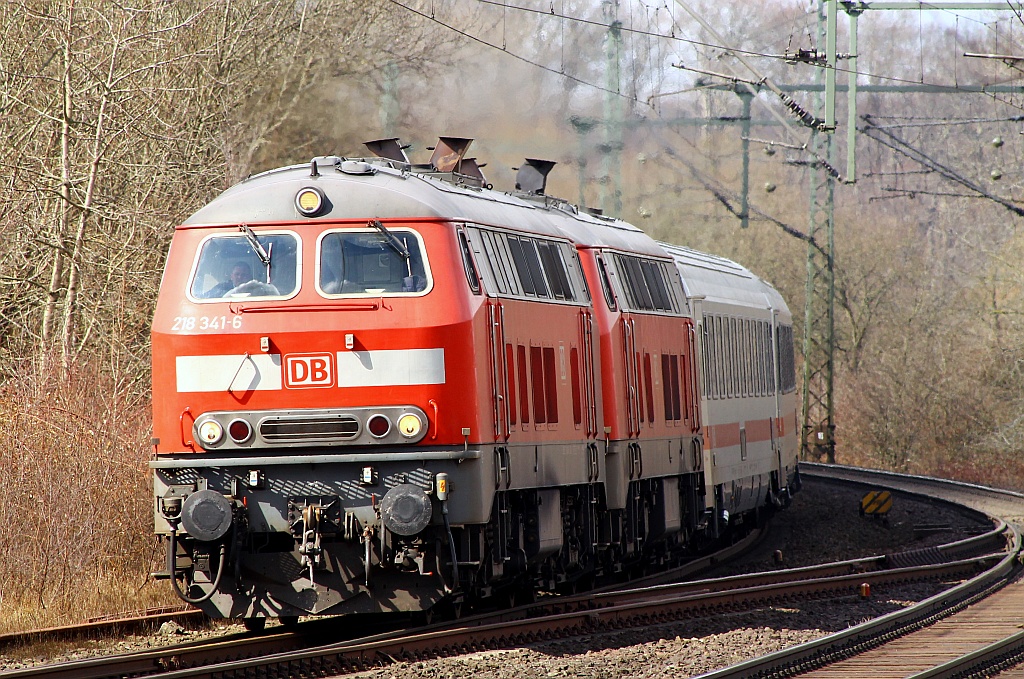 218 341 und 345 haben den IC 2191 nach Frankfurt am Haken und kamen kurz nach dem IC 2417 nach Schleswig gefahren, hier passieren sie den Bü Karpfenteich in Schleswig. 07.04.2013