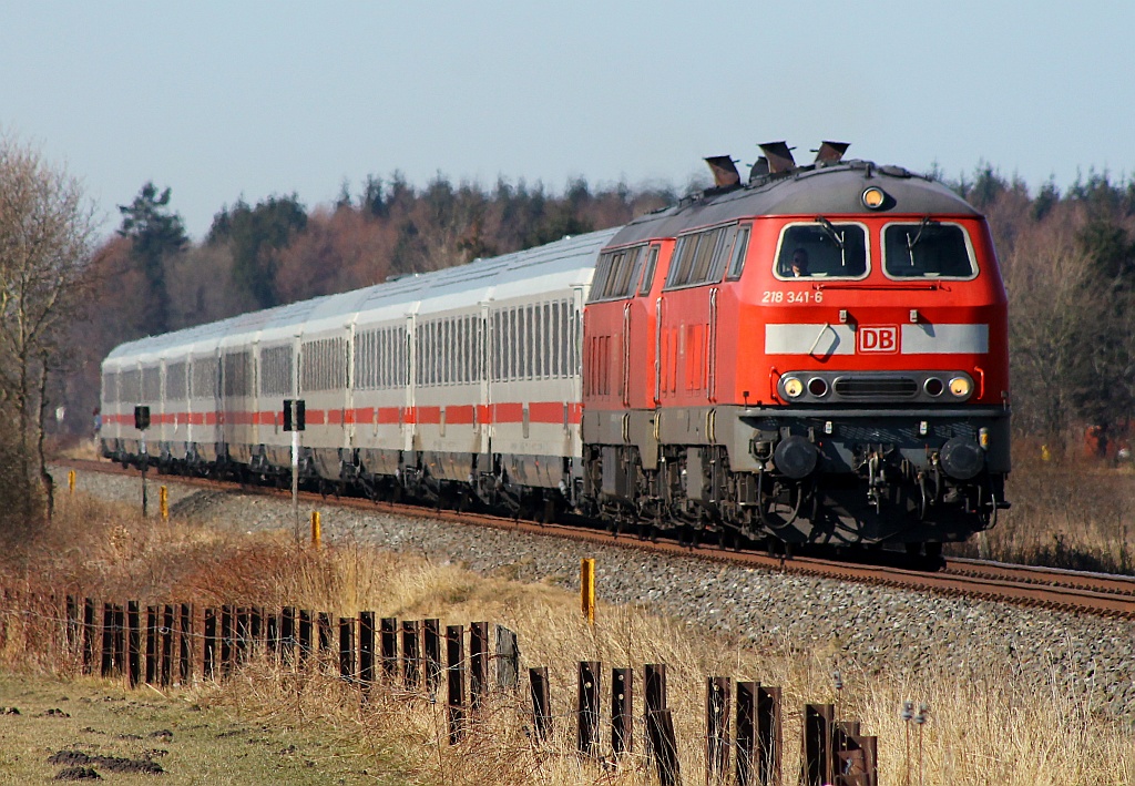 218 341-6 und 345-7 mit dem IC 2311  Nordfriesland  von Westerland/Sylt nach Stuttgart Hbf aufgenommen am Bü Sollbrück I/Kamper Weg bei Jübek. 06.04.2013