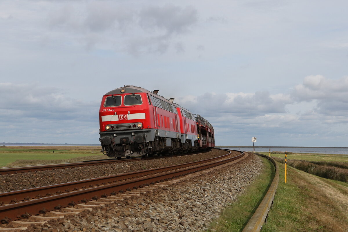 218 344 und 218 832 erreichen soeben mit einem  Sylt-Shuttle bei Morsum die Insel Sylt.