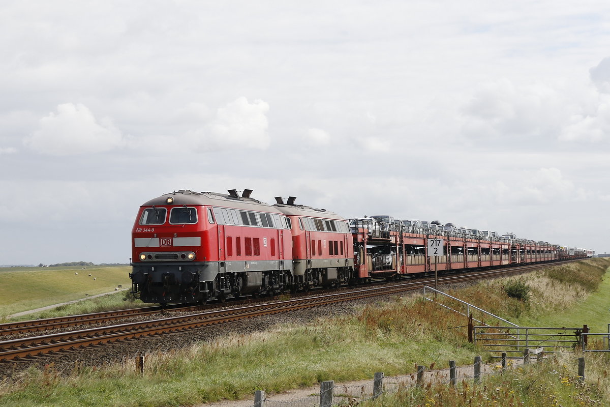 218 344 und 218 xxx mit einem  Sylt-Shuttle  unterwegs in Richtung Sylt. Aufgenommen am 13. August 2017 am Beginn des Hindenburgdamms bei Klanxbll.