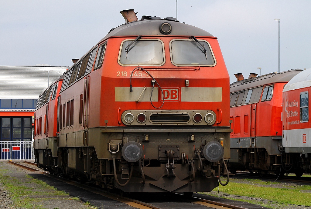 218 345-7(REV/HBX/03.02.09) und 218 386-1(REV/HBX/21.11.08)auf dem  Parkplatz  der DB AutoZug Niebüll. Niebüll 01.06.2013