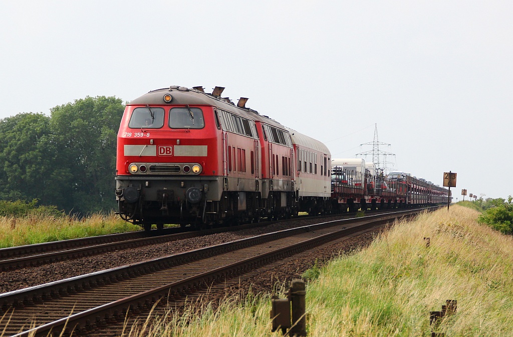 218 359-8 und 364-8 haben das Festland erreicht und dieseln nun bergab Richtung Klanxbüll am Fotografen vorbei. Klanxbüll/Dreieckskoog 04.08.12