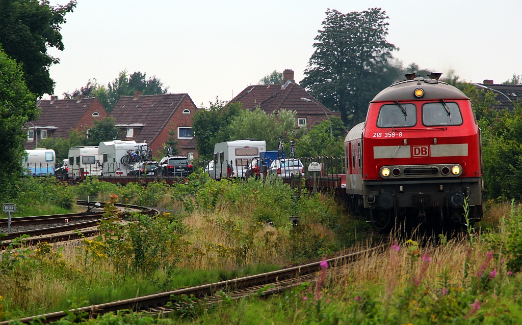 218 359-8 und 364-8 rumpeln hier mit ihrem Autozug von Westerland aus kommend durch Niebüll gen Autoverladung. 04.08.12