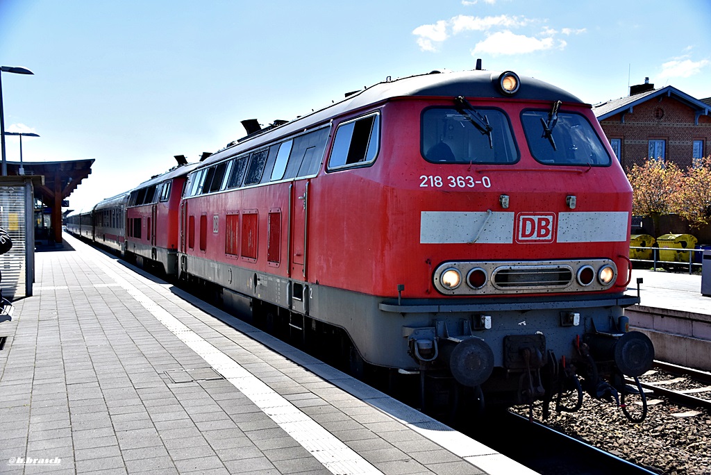 218 363-0 und 218 397-8,bei der abfahrt,mit einen ic,vom bf niebüll,01.05.16