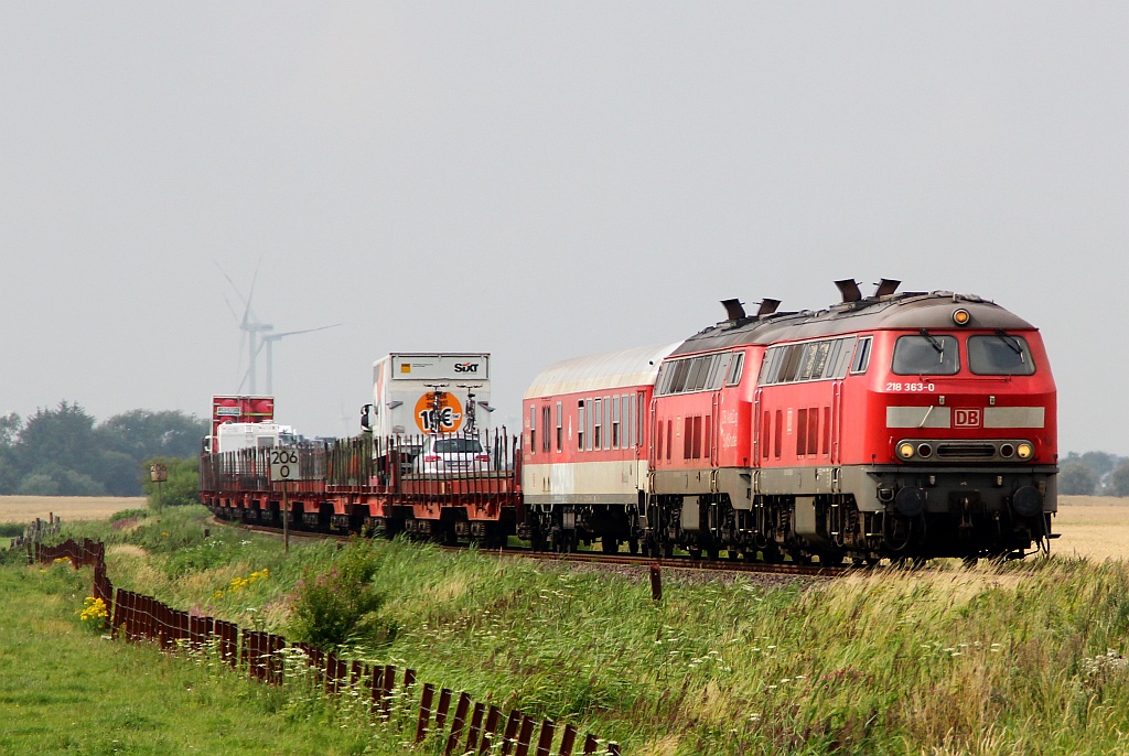 218 363-0 und 379-6 auf dem Weg von Westerland nach Niebüll hier fotografiert am Bü Lehnshallig. Niebüll/Lehnshallig 04.08.12