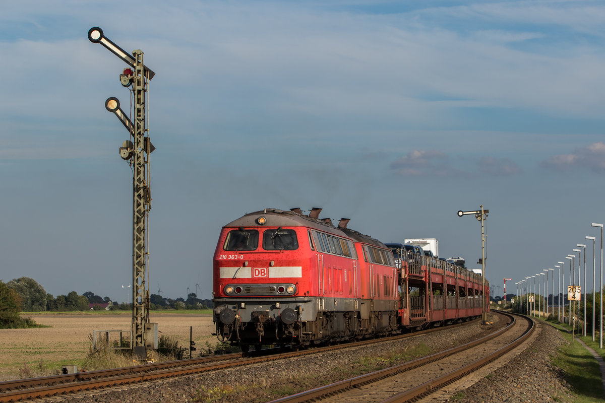 218 363 und 218 386 in der Ausweichstelle bei Lehnshallig am 31. August 2016.