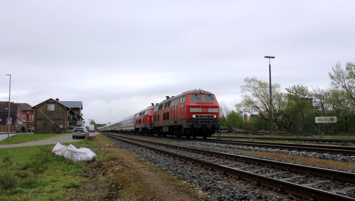 218 366 + 481 mit IC 2315 auf dem Weg nach Westerland, Husum-Nord 28.04.2019