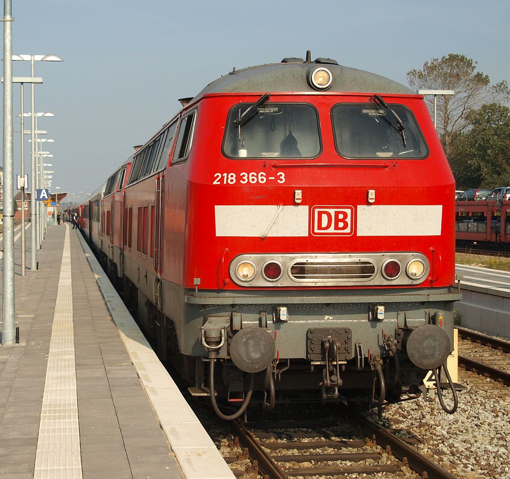 218 366-3 und 369-7 beim warten auf die Kurswagen aus Dagebüll. Niebüll 02.10.2011